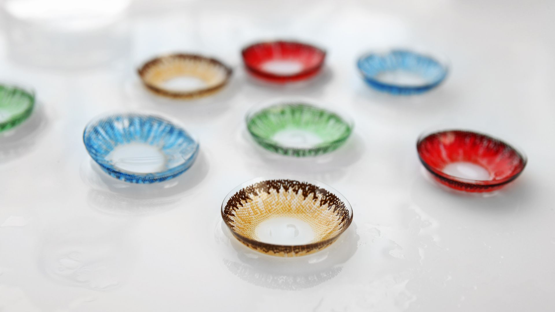 Αλλάξτε το χρώμα των ματιών σας με χρωματιστούς φακούς επαφής