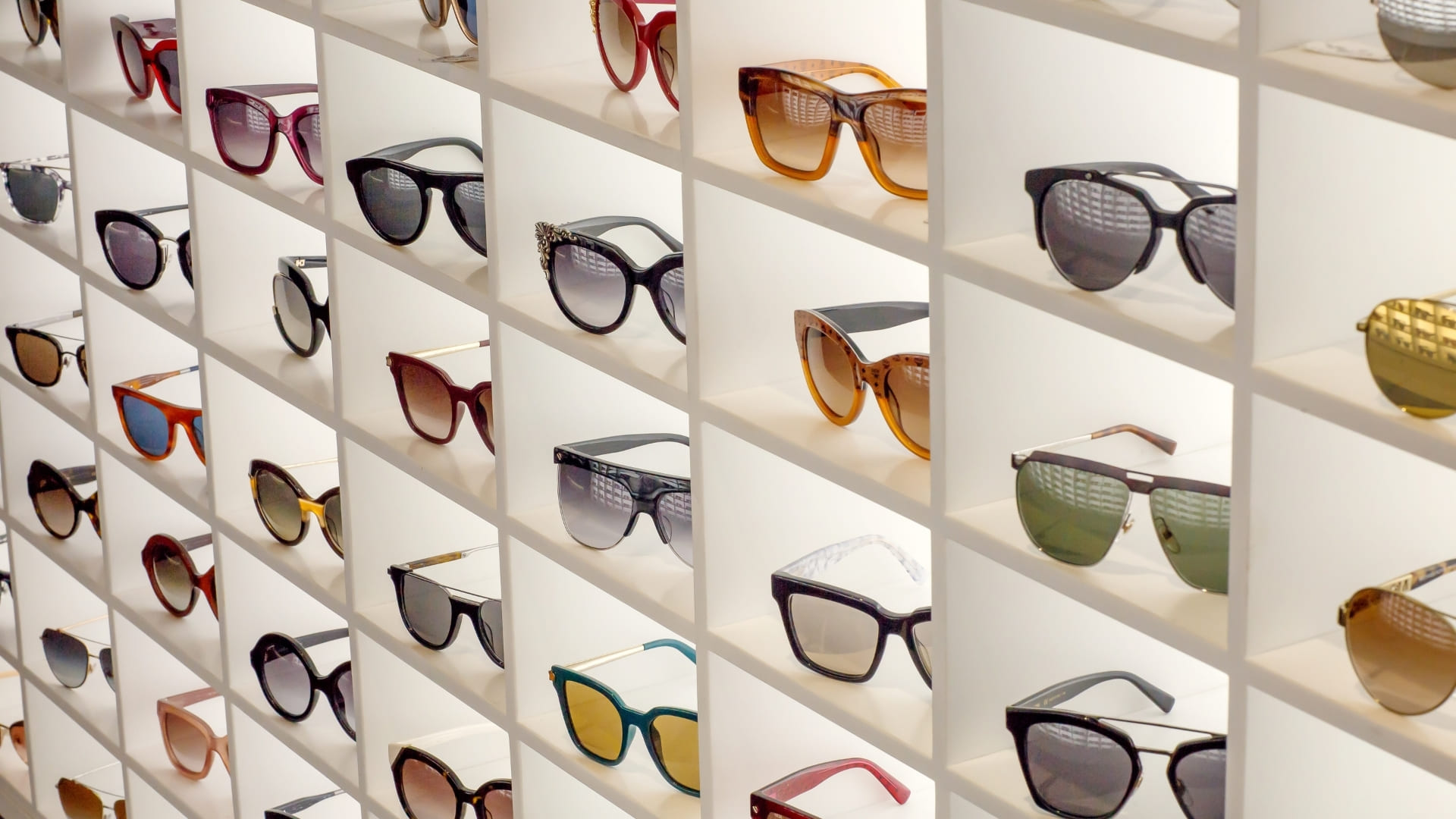 Πώς να ξεχωρίσετε τα αυθεντικά γυαλιά Oakley από τις απομιμήσεις